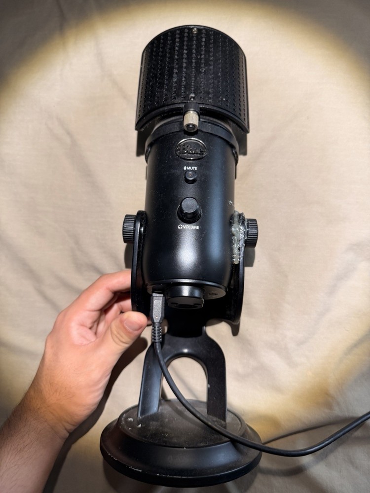 Blue Yeti USB Microphone Black Freestanding w/ Mute Button & Volume Control