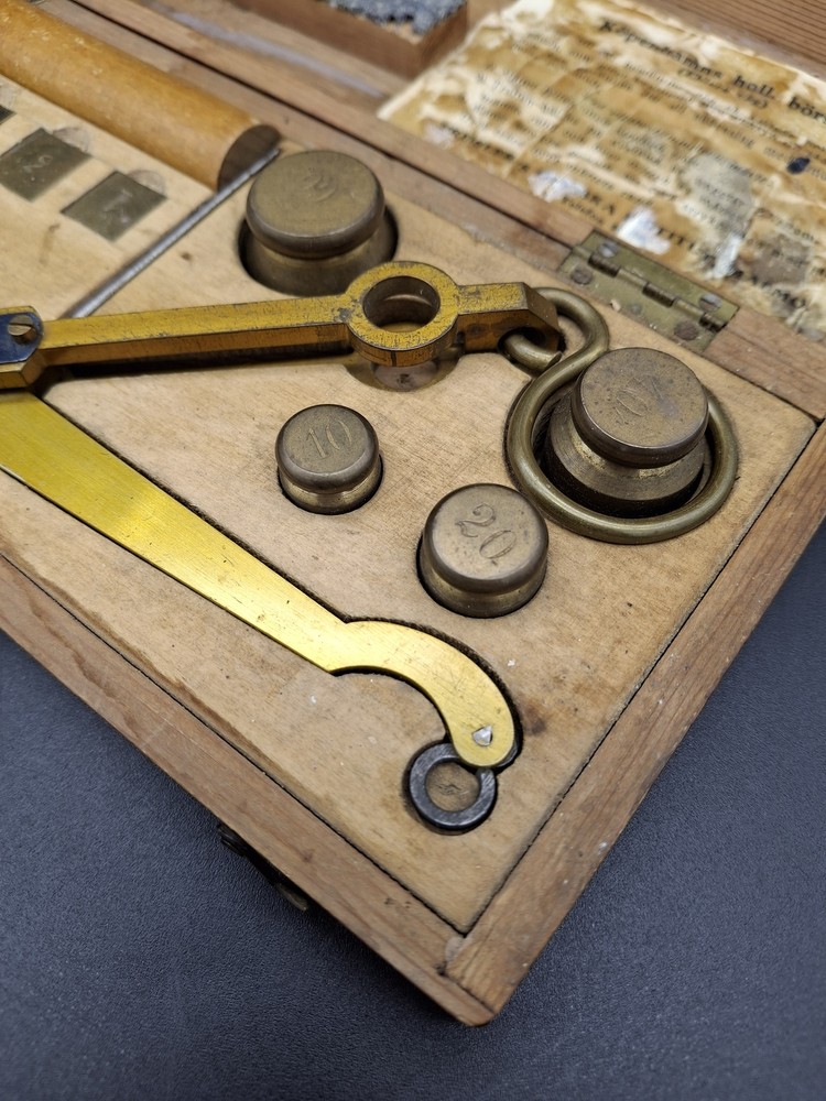 Antique CEREAL SCALE box with weights