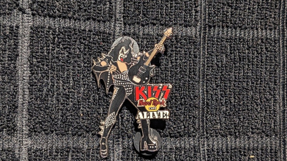 KISS Hard Rock Cafe Collector Pin Gene Simmons Alive Cover Limited To  300pcs