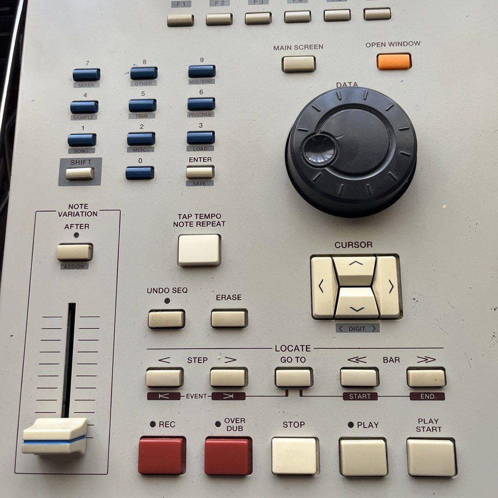 AKAI MPC 2000XL MIDI Production Center Sampler Sequencer Drum Machine