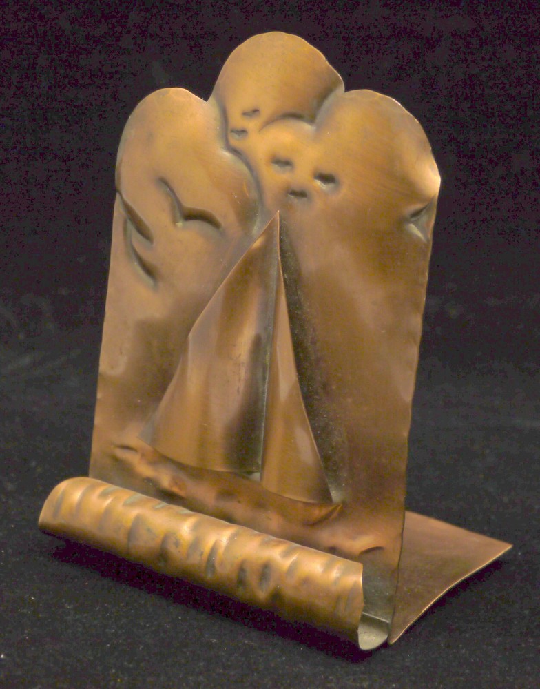 MID-CENTURY MODERN GREGORIAN HAMMERED SOLID COPPER BOOKEND w SAILBOAT DESIGN
