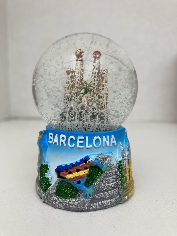 Barcelona mini snow globe