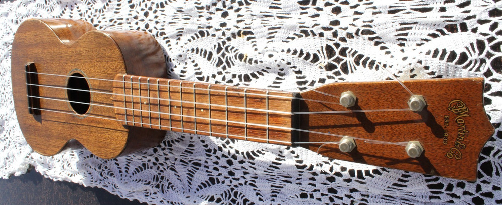 MARTIN & CO O 4-String UKE Ukelele with Soft Case – Very Good