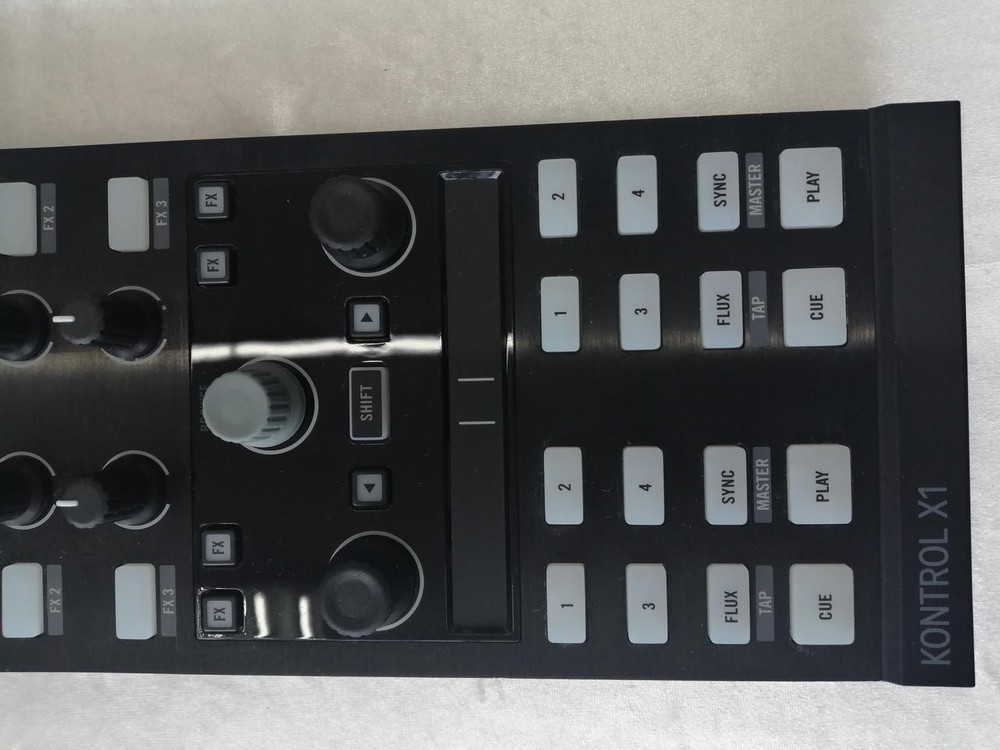 NATIVE INSTRUMENTS TRAKTOR KONTROL X1 Effects Controller w/ Accessories MG01 5.5