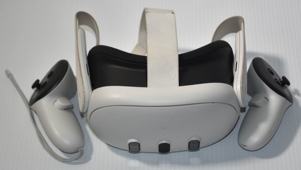Meta Quest 3 VR Headset 256GB w/ Controllers - Working