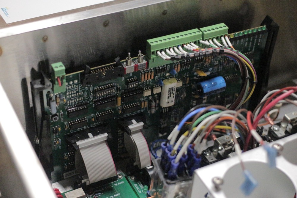 ILS-3400 Medium Intensity Dual Lighting Control box -- Parts -- missing CAPS