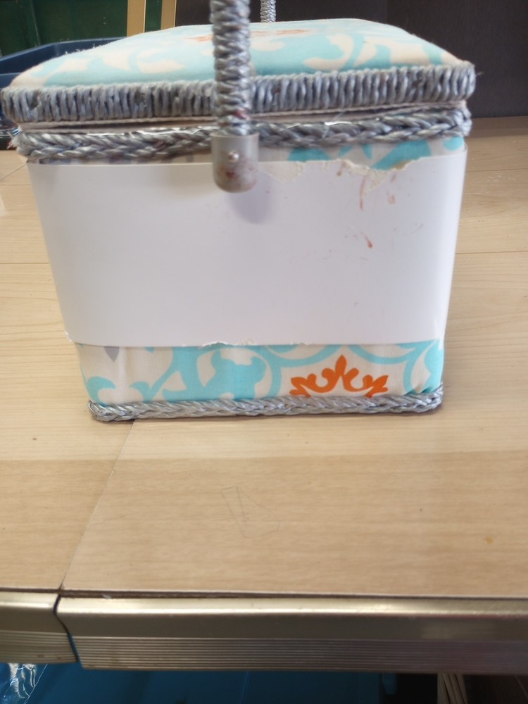 Sewing Basket Sewing Kit, Needles, Thread, Pins, Scissors New Read Description