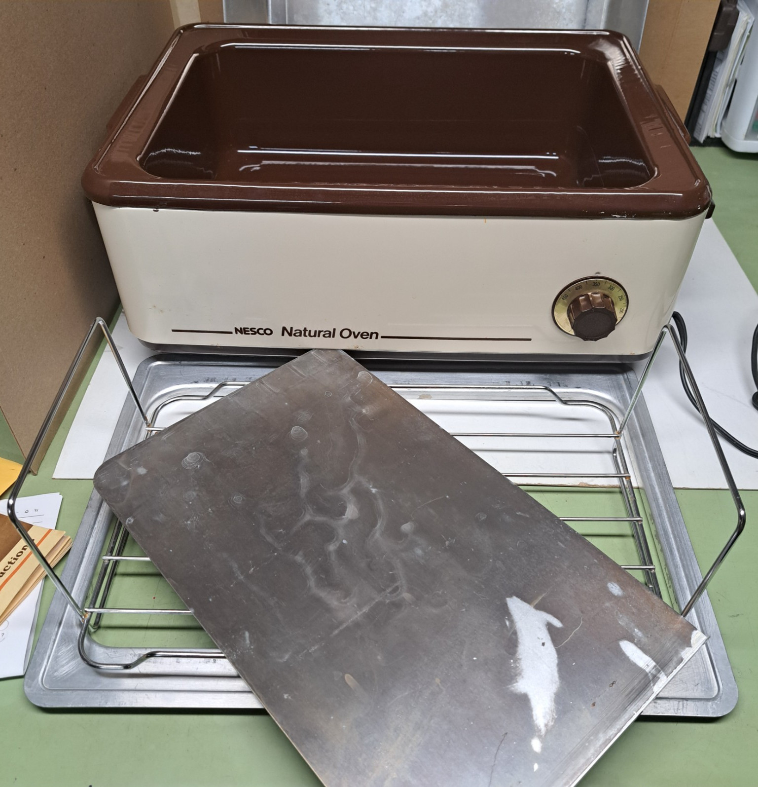 Vintage NESCO Natural Roaster Oven 12-Qt Mod4112 w/ 5-Piece Accessory Pyrex Rare