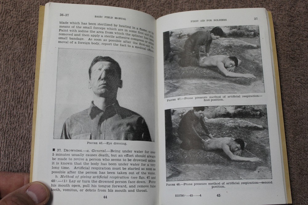Original WW2 U.S. War Department First Aid for Soldiers Basic Field Booklet,1943