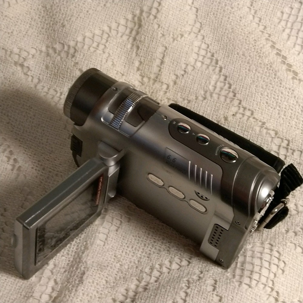 DIGITAL VIDEO 6.6 MEGA PIXEL CAMERA & CASE WIRES BOOKLET CD UNTESTED CLEAN