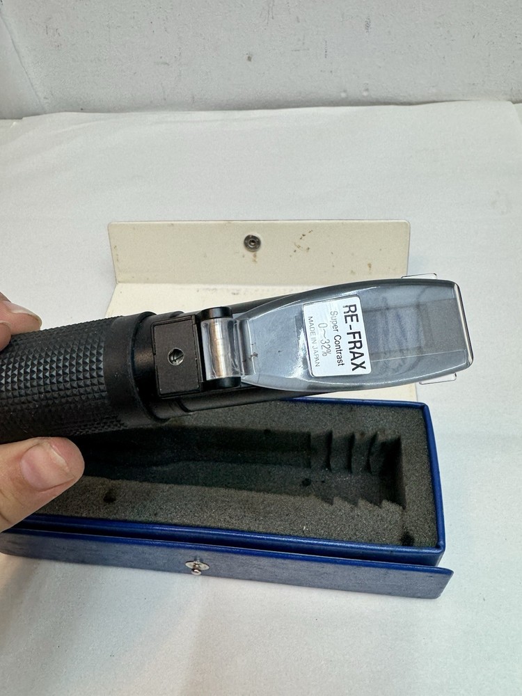 RE-FRAX 0-32% Brix Super Contrast Refractometer in Case