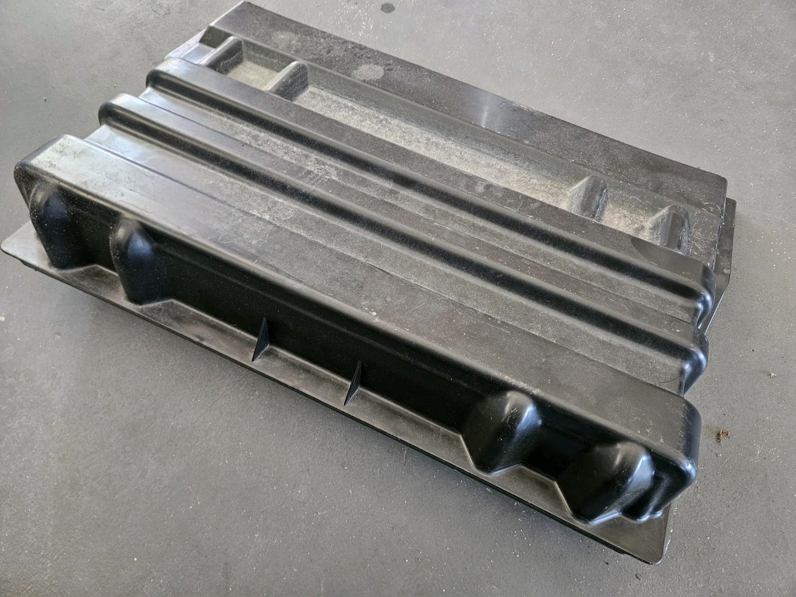 3576965C1 INTERNATIONAL BATTERY BOX COVER - OEM - USED - FAST SHIPPING