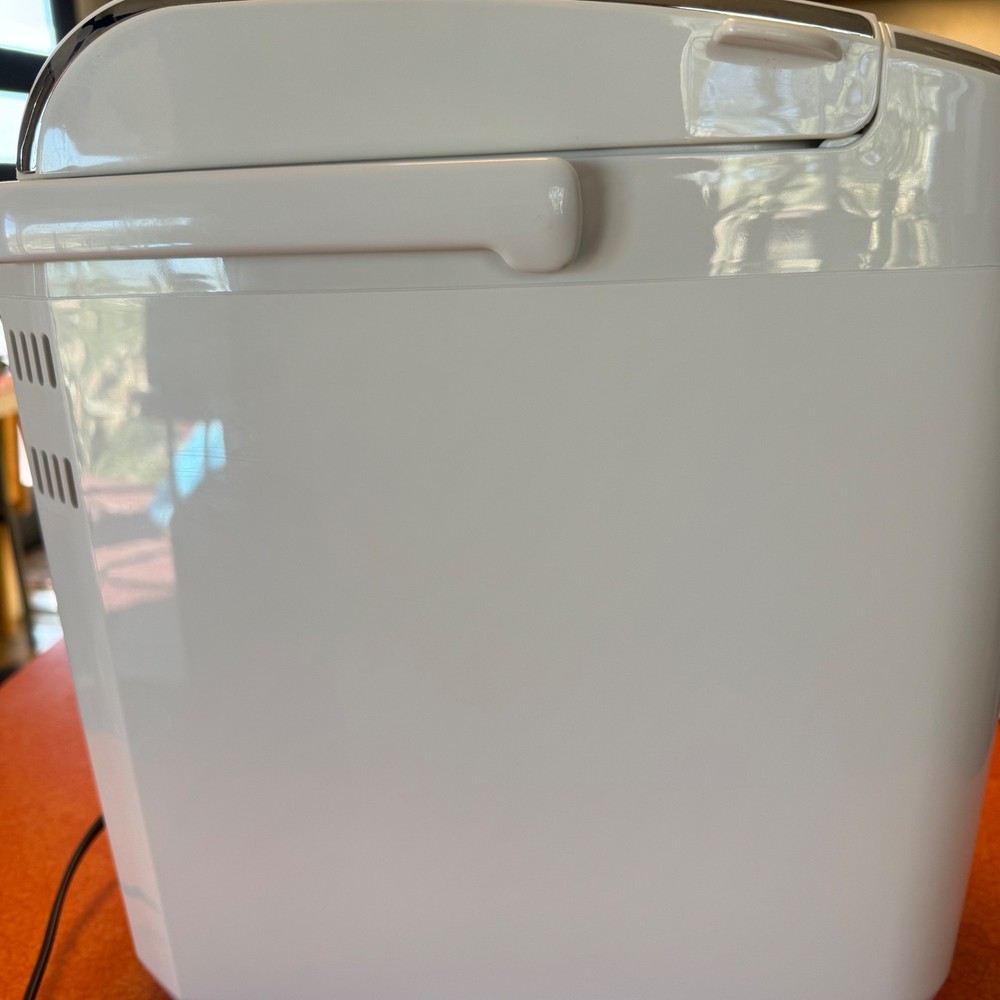 Zojirushi Home Bakery Maestro Breadmaker BB-SSC10 White, Versatile, lightly used