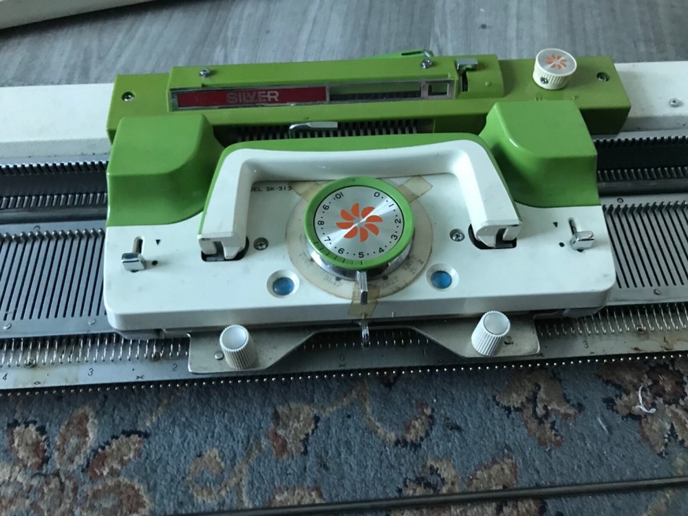 Singer/Silver Studio Sk-313 Knitting Machine WORKING TESTED