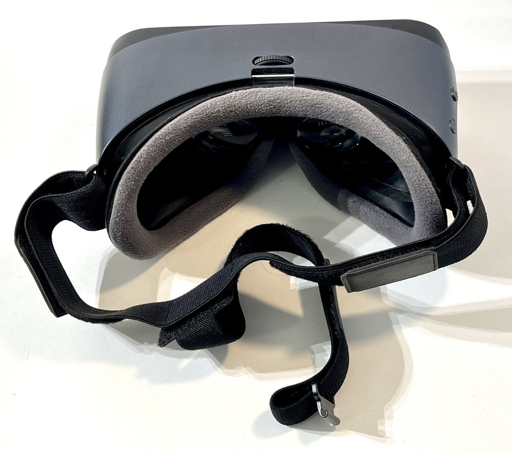 Samsung Gear VR Virtual Reality Headset and Controller SM-R324 Oculus