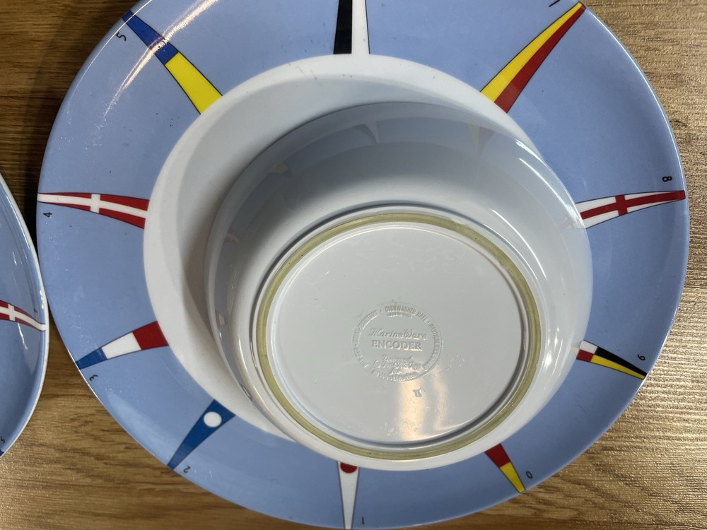 Marineware Encoder Two Plates And Two Bowls Plastic Boating Dishes With No Slip