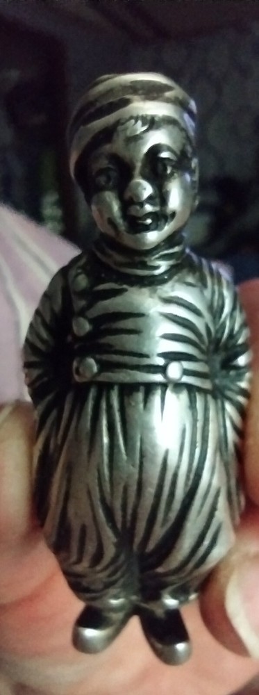 Antique salt or pepper shaker. Solid silver, dated around 1900. No dings.