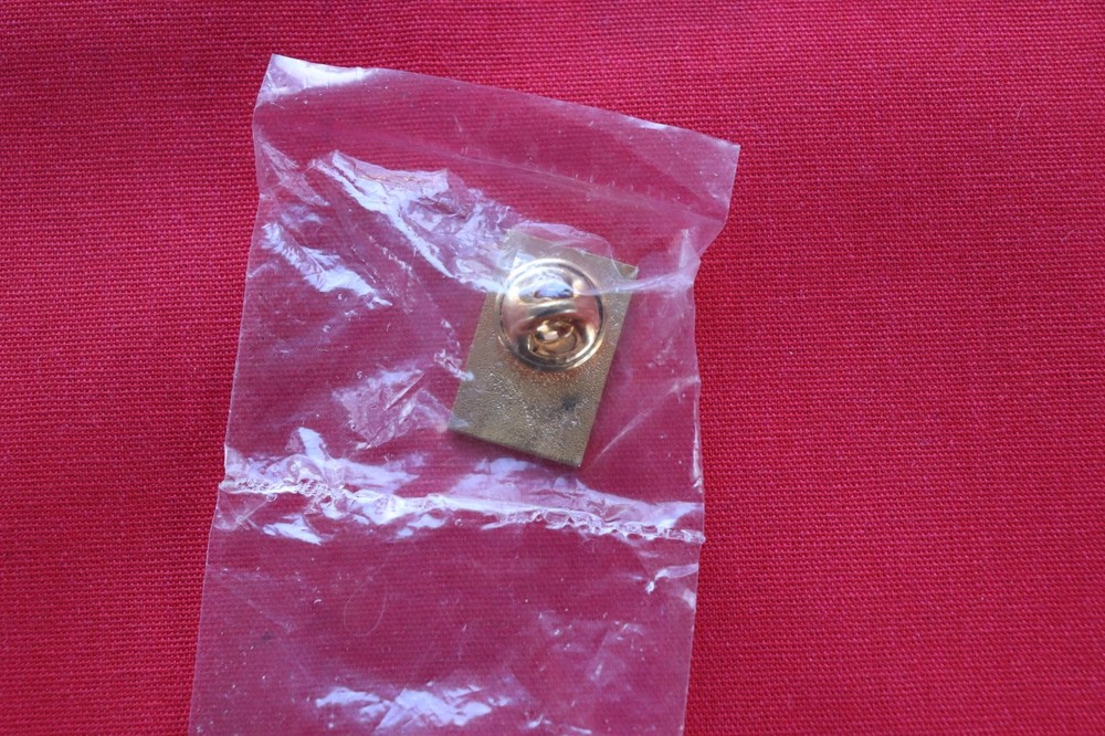 NEW VINTAGE APPLE MACINTOSH SYSTEM 7 LAPEL PIN