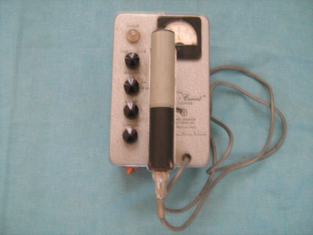 VINTAGE COLD WAR RADIATION ELECTRO-COUNT GEIGER COUNTER