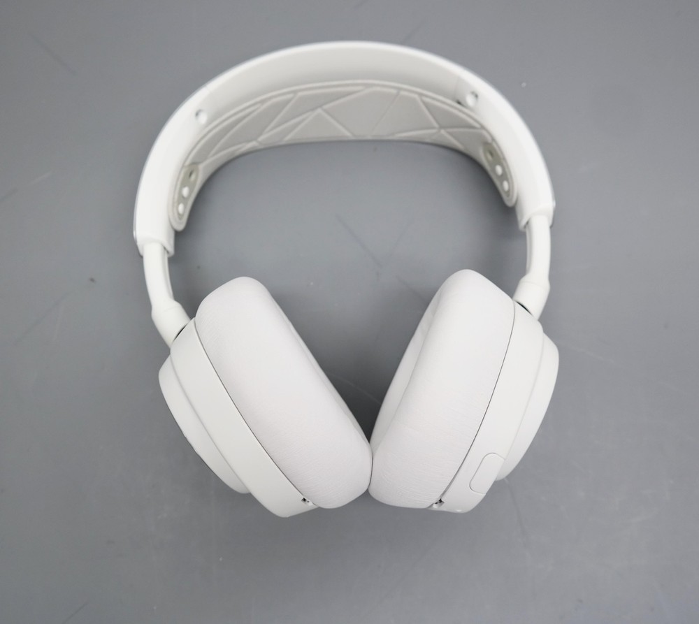 SteelSeries Arctis Nova Pro 61524 Wireless Multi Gaming Headset - White