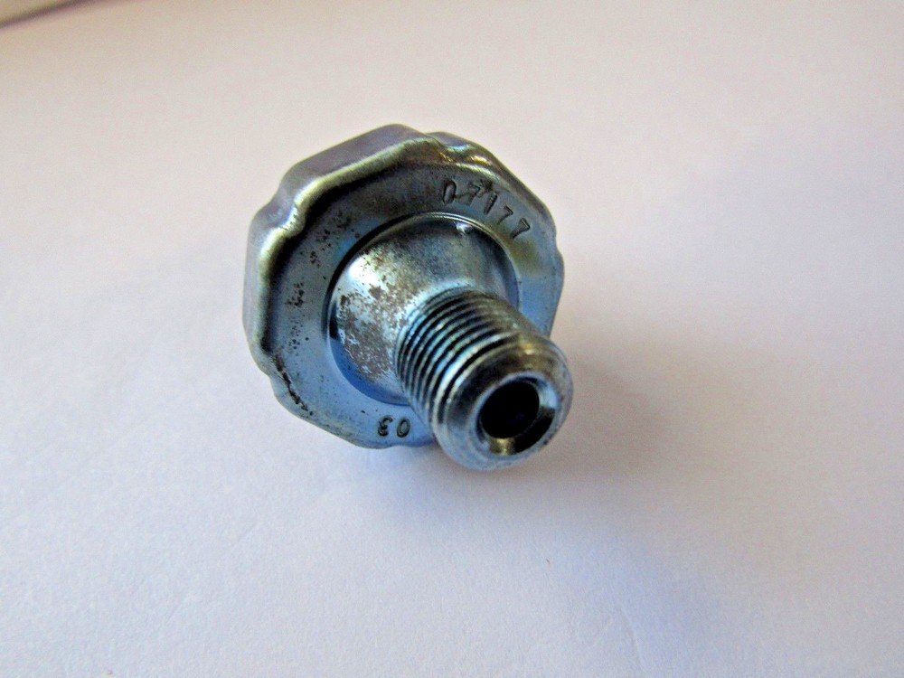 Engine Oil Pressure Sender With Light Standard PS138T
