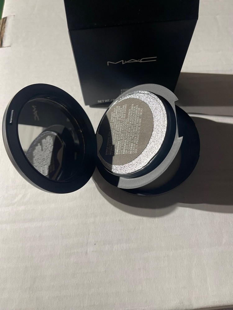 MAC Studio Tech Foundation Compact 10 g/.35 oz (Select Color)