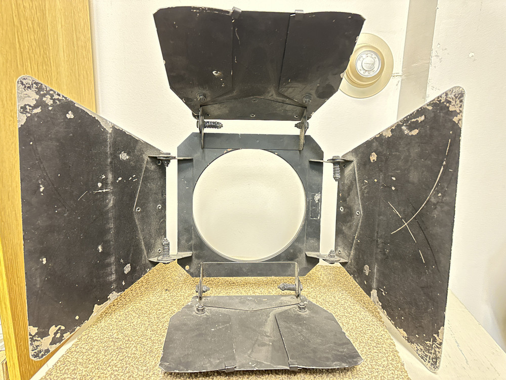 Barn door for lighting (8")
