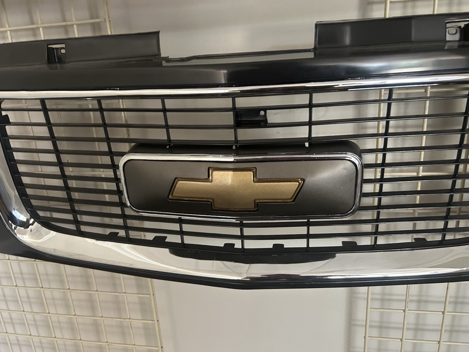 OBS CHEYENNE GRILLE EMBLEM