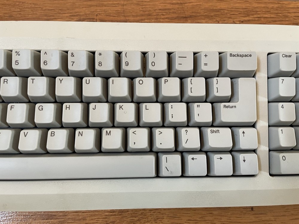 VINTAGE APPLE KEYBOARD M0110A UNTESTED MISSING 1 KEY