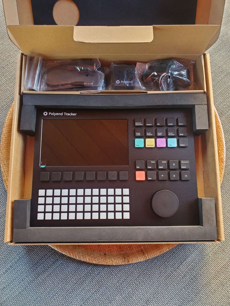 Polyend Tracker *MINT* Sequencer sampler MIDI workstation wavetable synthesis