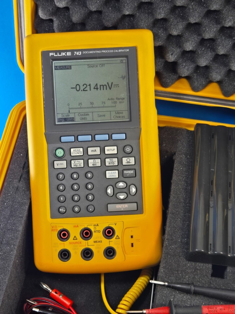 Fluke 743 DPC Documenting Process Calibrator Meter DPC CLEAN!