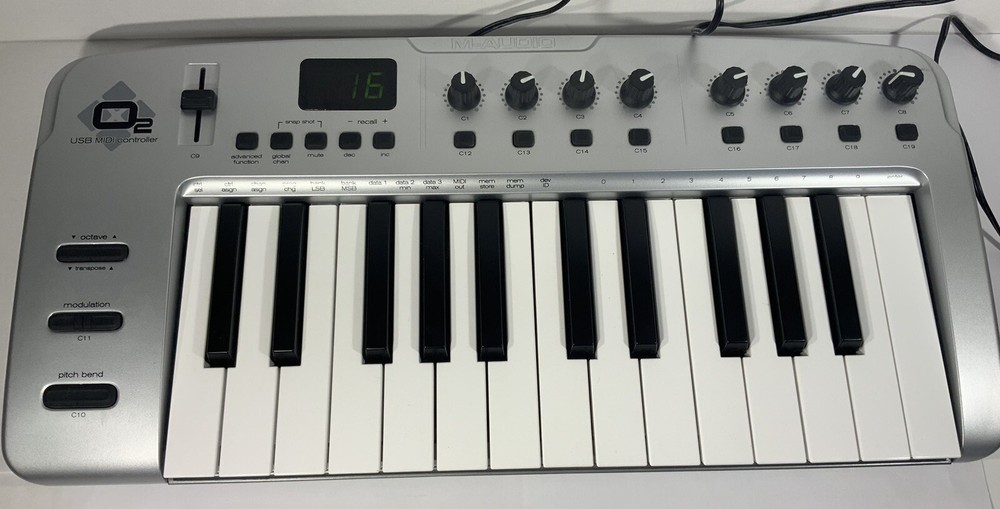 M-Audio O2 Keyboard USB MIDI Controller - Power Up Tested, No USB Cable