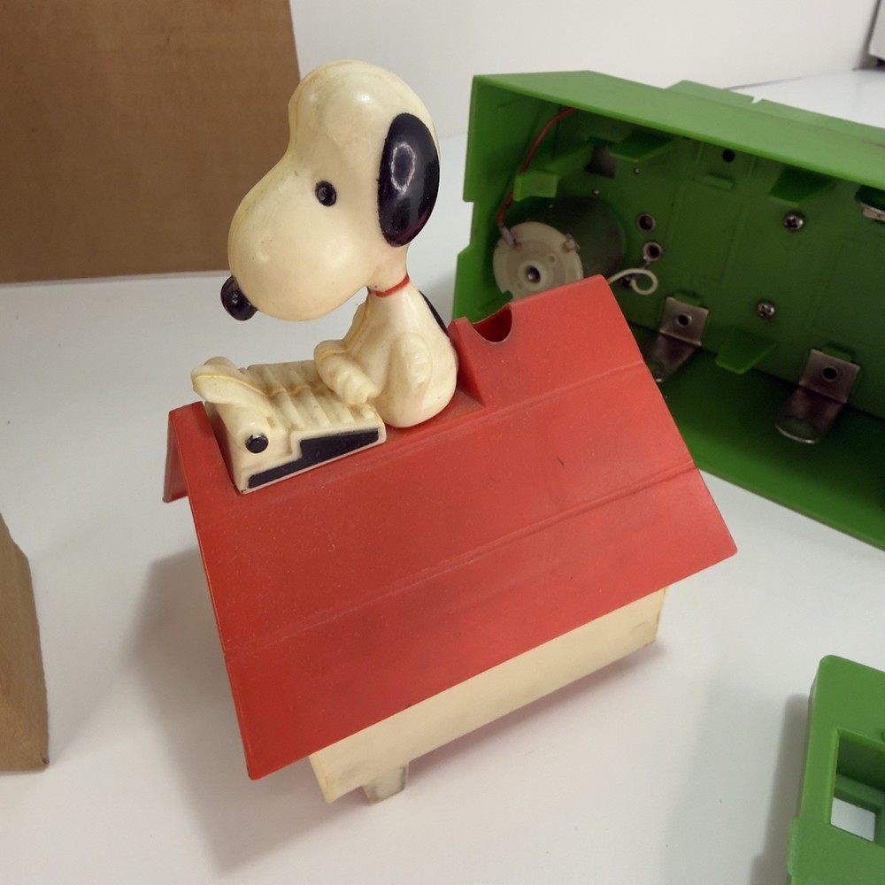 Kenner Snoopy Battery Powered Pencil Sharpener Peanuts 1973 Plastic with Box
