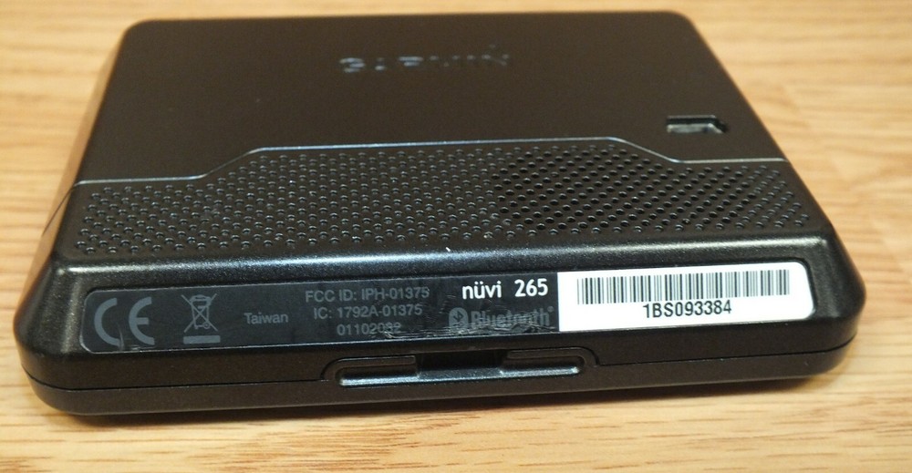 Genuine Garmin Nuvi (265) Bluetooth GPS Navigation System With Mount *Bundle*