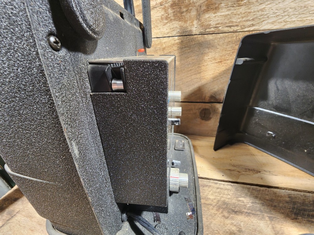 Wards 880 8MM projector zoom slow motion self threading READ DESCRIPTION BELOW.