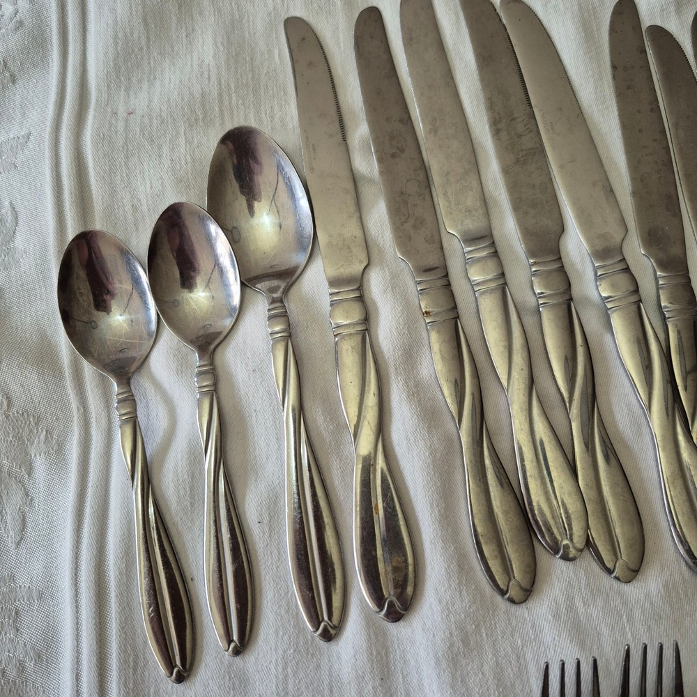 Modern Twist Flatware By International Silver 26 pieces