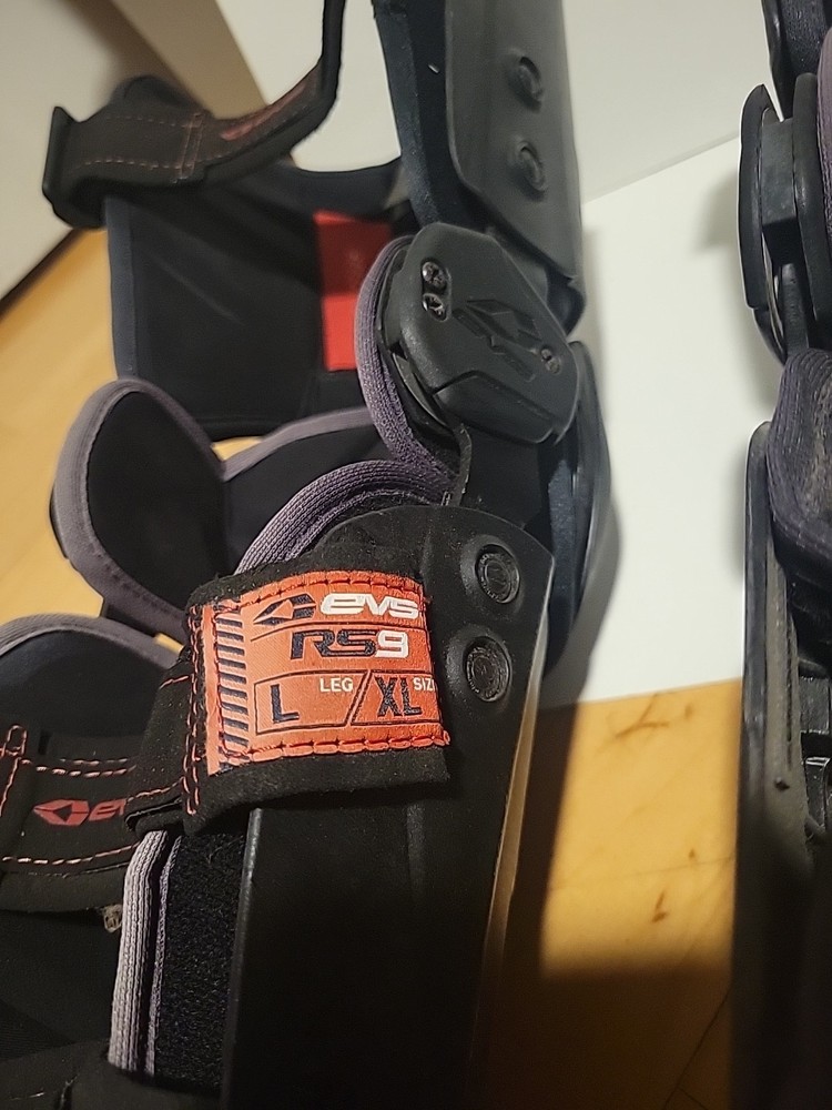 EVS RS9 Knee Brace Large Right/Left