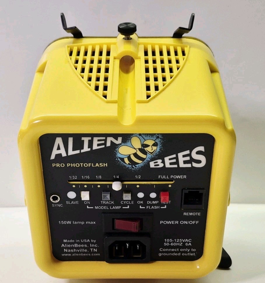 Paul C. Buff B400 AlienBees Yellow Studio Light Bundle - Light/Case/Reflector