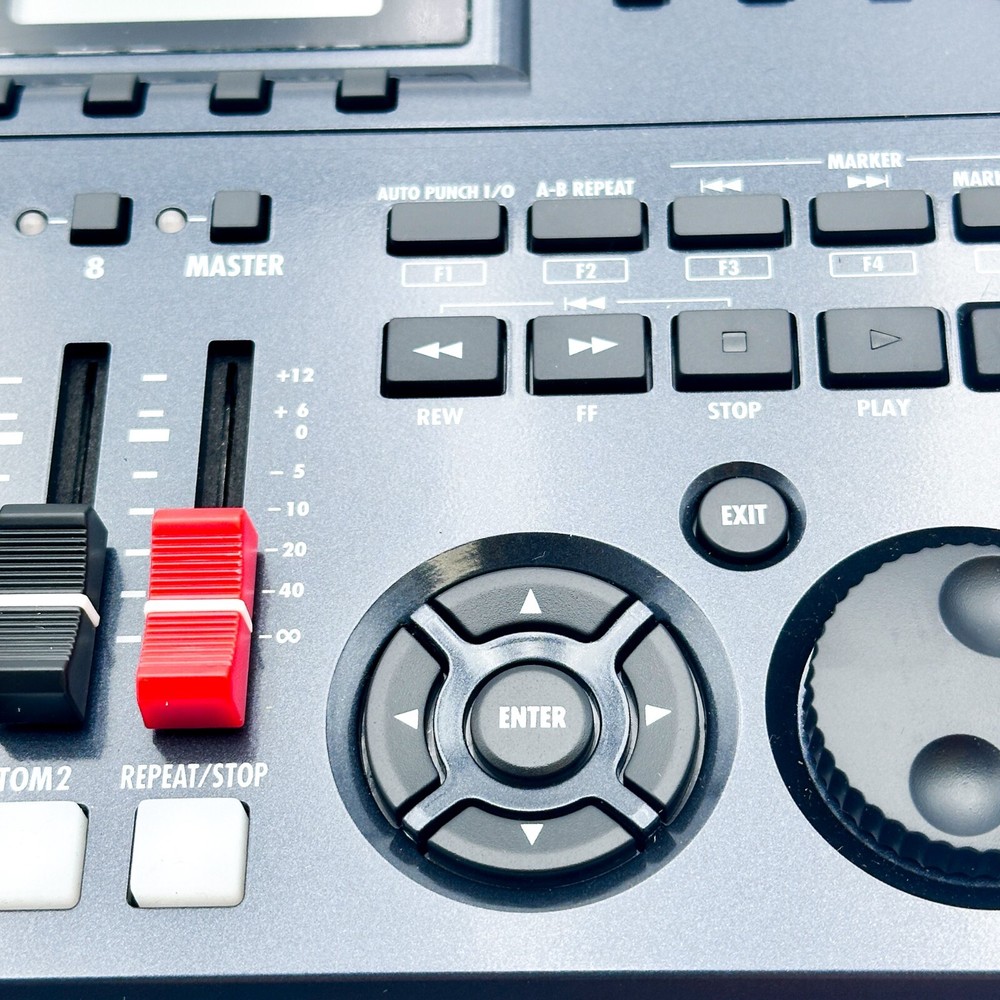 Zoom R8 Multitrack Digital Recorder 8-track MTR Sampler Working Order
