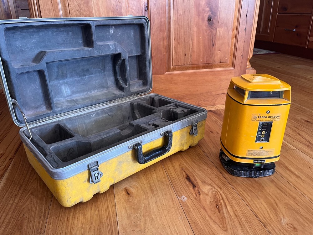 Laser Alignment Laser Beacon model 3900 With Case UNTESTED