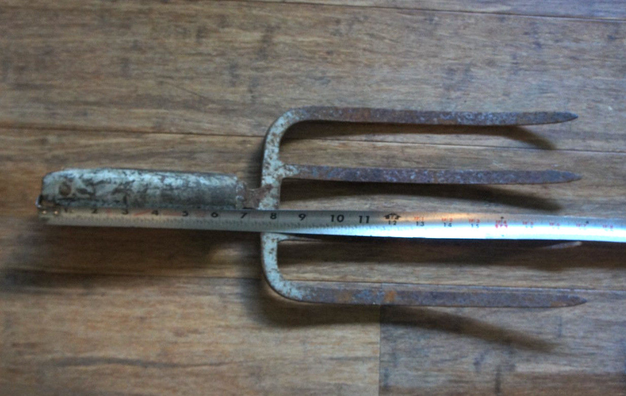 Vintage Rust Pitchfork Head Spade 4 Tine Prongs w/ Handle Collar 19"L x 7 1/2"W