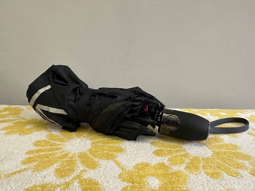 Rare Tumi Umbrella Pristine Condition! Medium. Push Button CLOSE! 💥