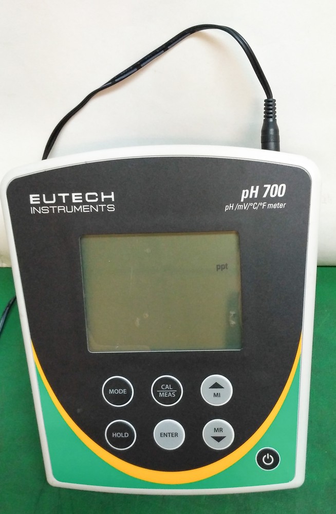 10441 EUTECH INSTRUMENTS PH/MV/C/F BENCHTOP METER PH 700