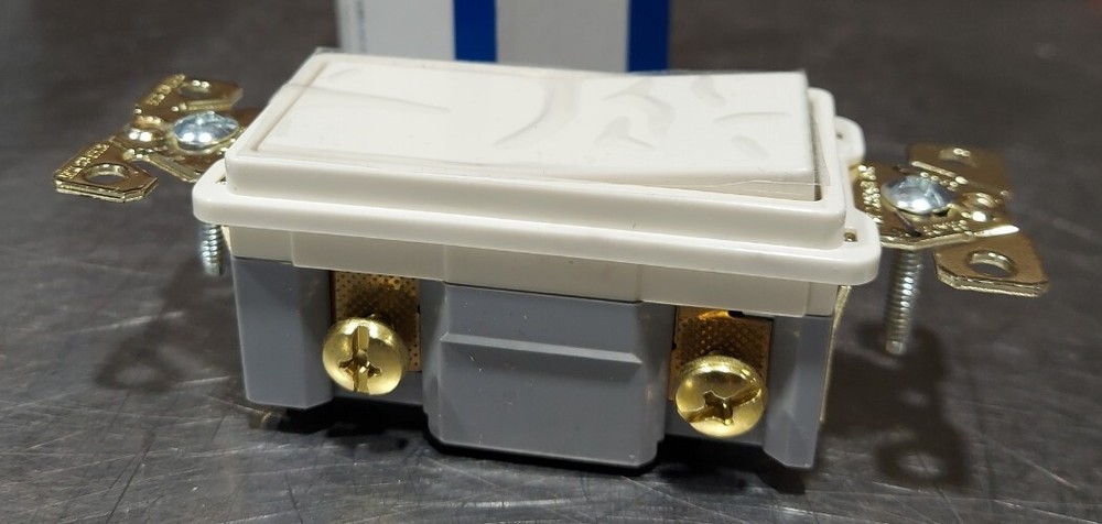 Eaton 7631A-BOX. Lighted Single Pole Switch. 20A 120/277vac. Lighted While OFF