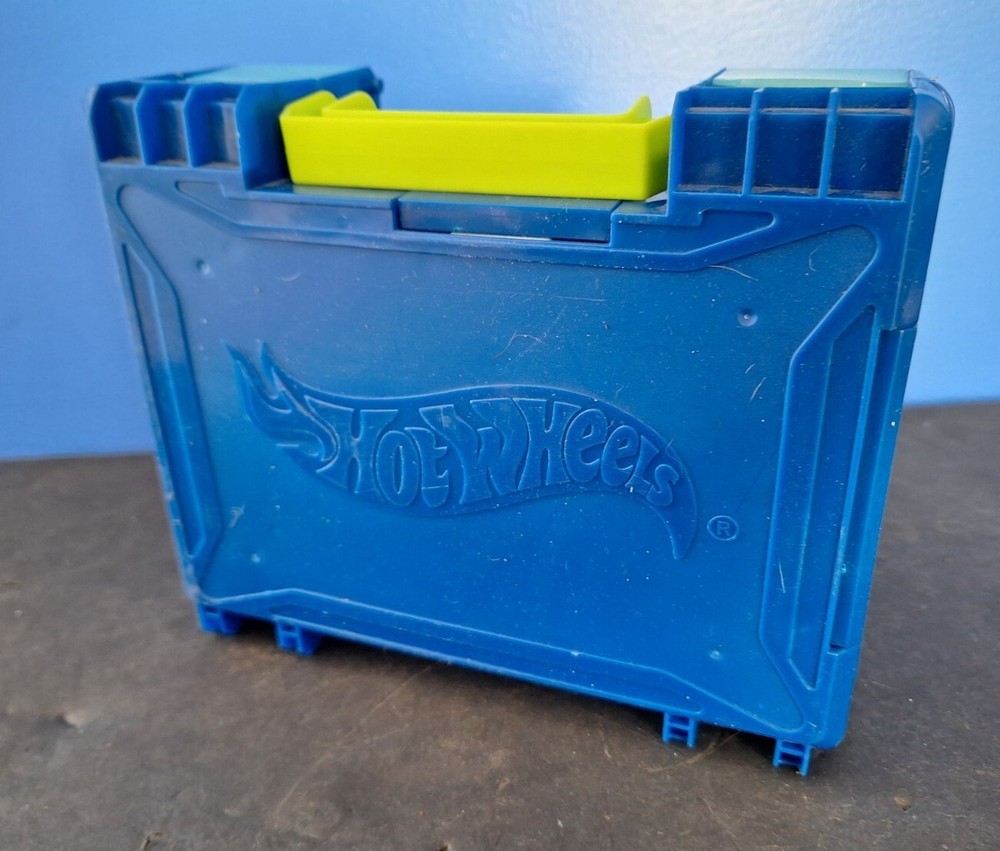 Micro Hot Wheels 2003 Shark Park Fold Up Case