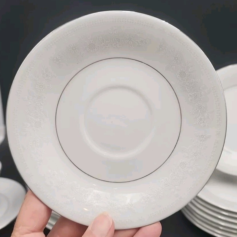 30- CHANTILLY by LILING Fine China YUNG SHEN NICE!!!