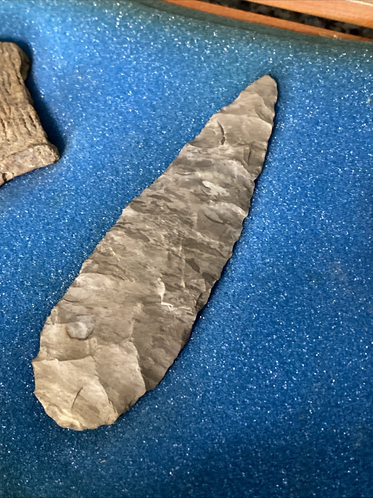 5-1/2” INDIAN ARTIFACT LERMA style BLADE FROM Mid Tn. Display Case & Pottery