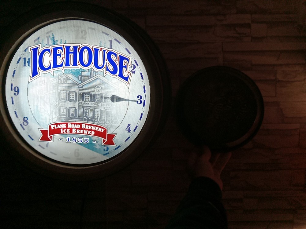 Ice House Pubstyle Wall Clock/Light