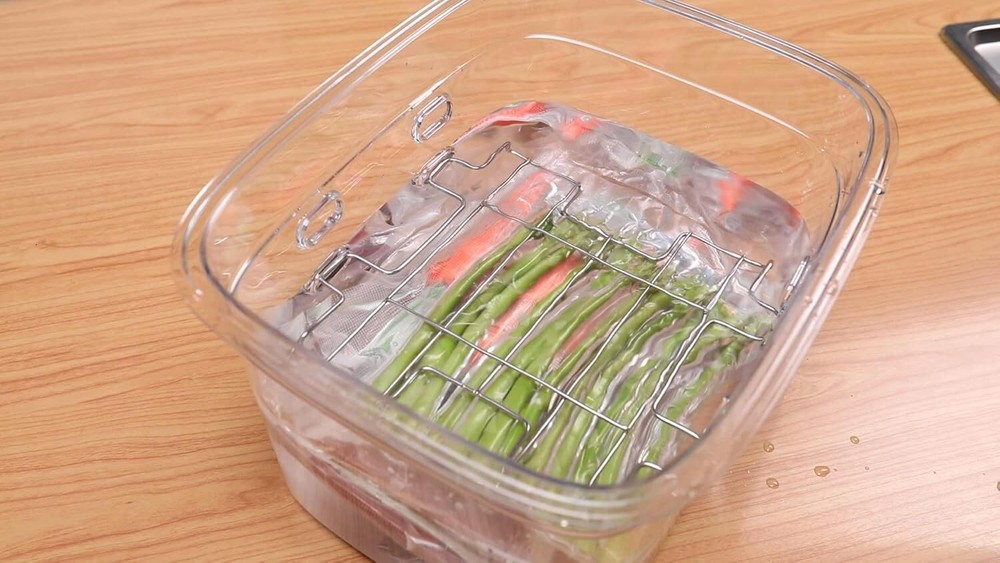 Versatile 12-Quart Sous Vide Container with Built-in Rack and Collapsible Hin...