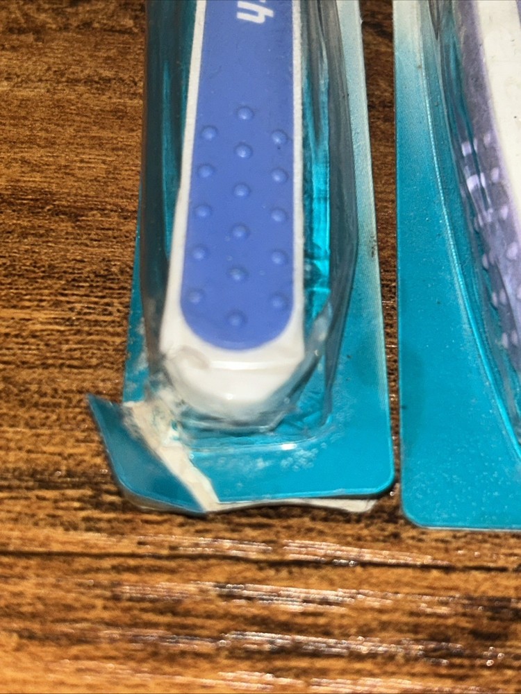 Aquafresh Medium #32 Toothbrushes 2-Pack Sealed 61674XD - Slight Pkg Damage